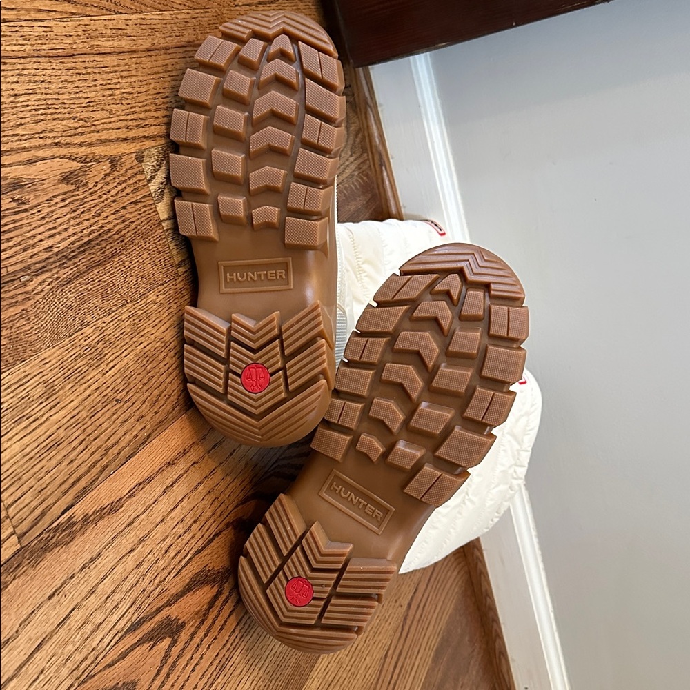 Hunter Cream and Tan Winter Boots - Picture 5 of 6
